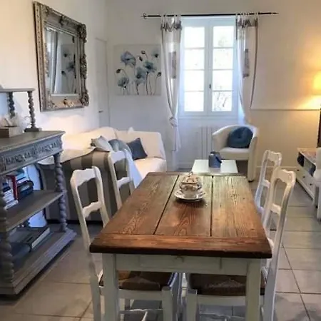 Le Clos Des Lilas, De Charme Apartment